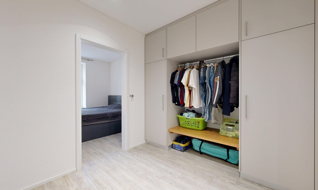 begehbarer kleiderschrank mit holzfußboden und wood finish floor