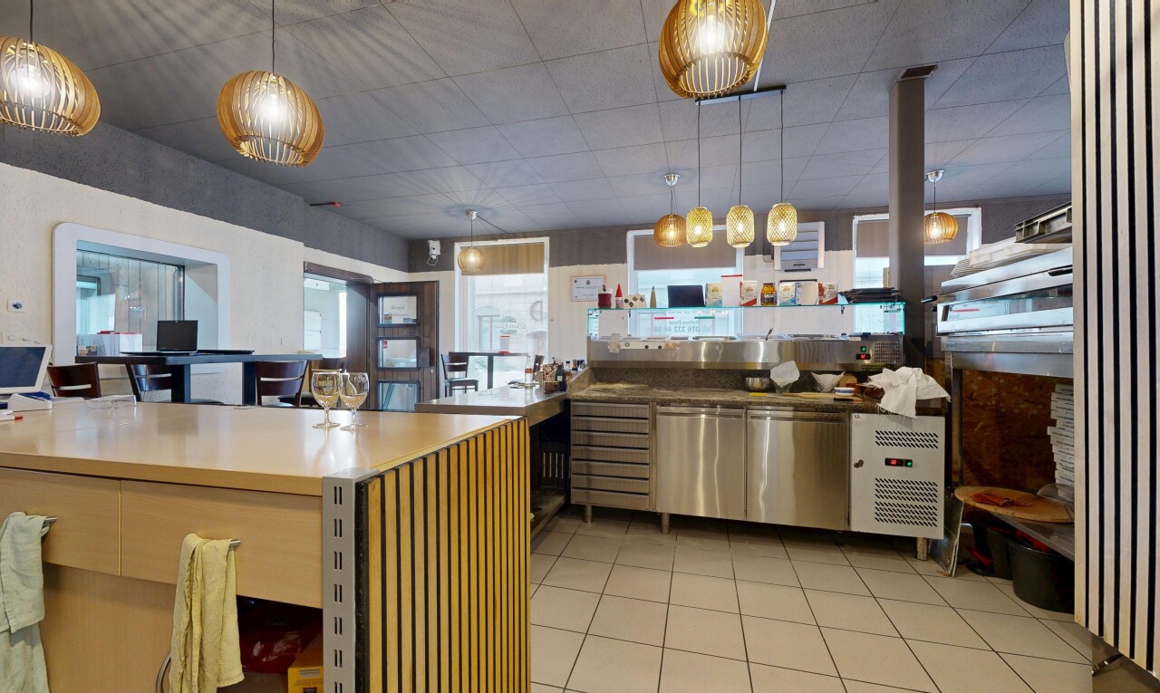 küche mit inside community, arbeitsplatten, natürliches licht, natural light, und tile floor