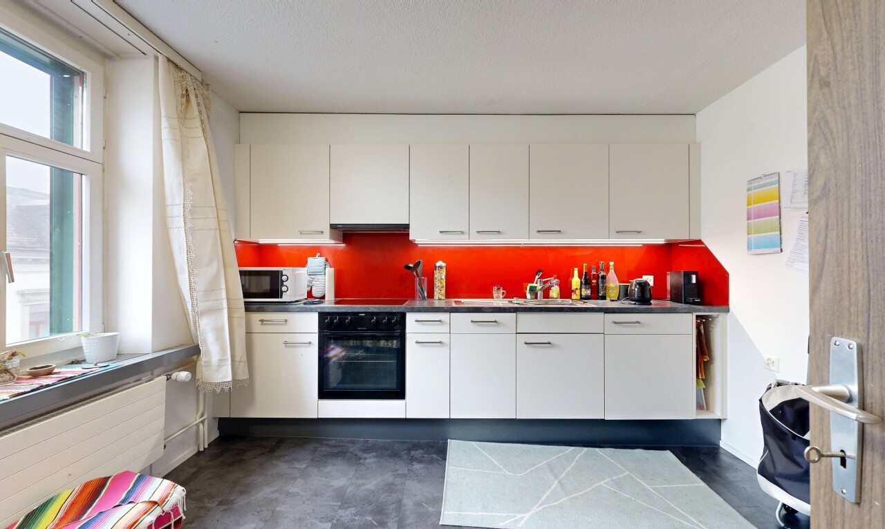 küche mit weiße schränke, ofen, arbeitsplatten, inside property, und natürliches licht