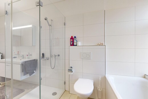 salle de bains avec salle de bain complète, lavabo (ou coiffeuse selon le contexte), mur en carrelage, tile wall, et douche