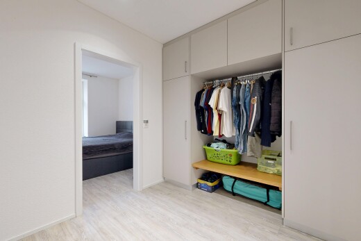 begehbarer kleiderschrank mit holzfußboden und wood finish floor