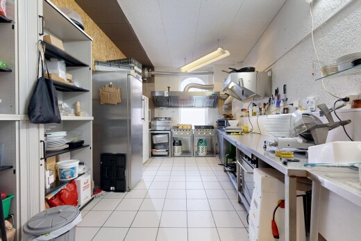 cuisine avec inside property, sol en carrelage, tile floor, cuisinière, et étagères ouvertes