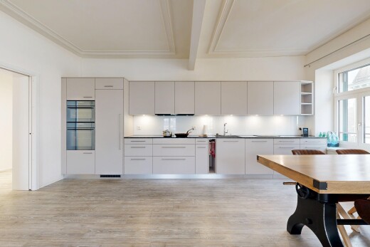 cuisine avec lumière naturelle, natural light, inside property, sol en finition bois, et wood finish floor