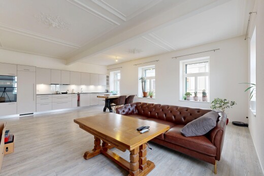 wohnzimmer mit balkendecke, beamed ceiling, inside property, holzfußboden, und wood finish floor