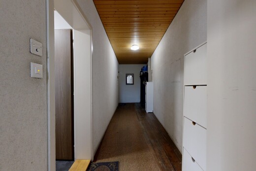 couloir avec plafond en bois, wood ceiling, inside property, sol en finition bois, et wood finish floor