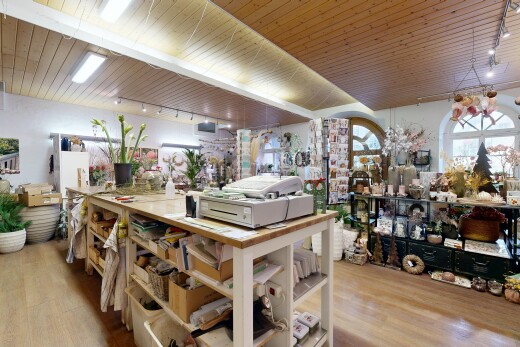 cuisine avec éclairage sur rail, track lighting, inside property, sol en finition bois, et wood finish floor