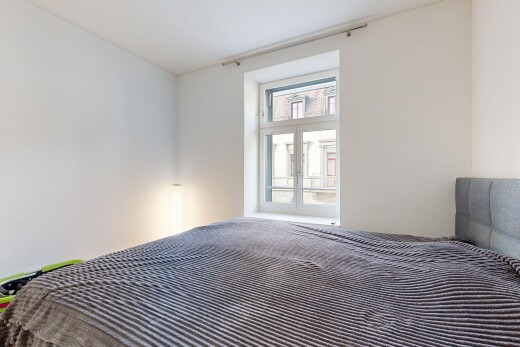 chambre avec inside property, cloison sèche, drywall, lumière naturelle, et natural light