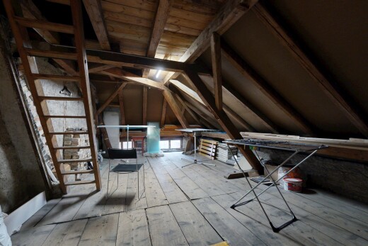 espace intérieur avec hardwood floor, inside property, sol en finition bois, wood finish floor, et plafond voûté