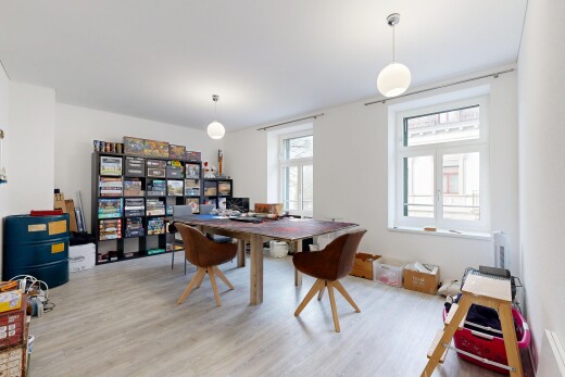 esszimmer mit gipskartonwand, drywall, holzfußboden, wood finish floor, und inside property