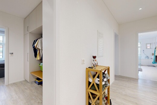 couloir avec lumière naturelle, natural light, sol en finition bois, wood finish floor, et inside property