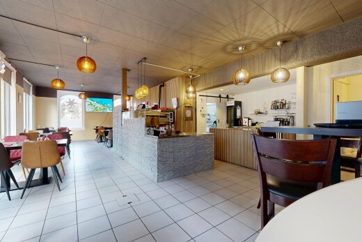 salon / salle à manger avec porte de grange, inside community, lumière naturelle, natural light, et cloison sèche