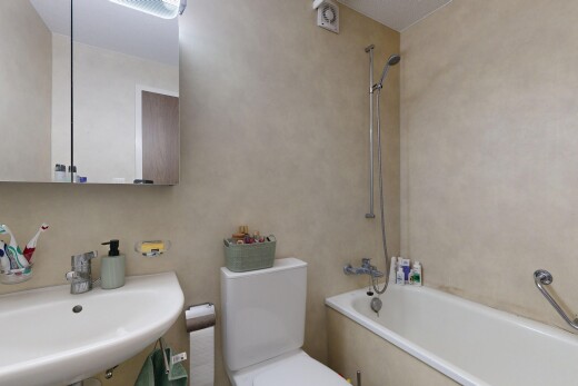 bad mit spiegel, toilette, inside property, kombiniertes bad / dusche, und komplettes badezimmer