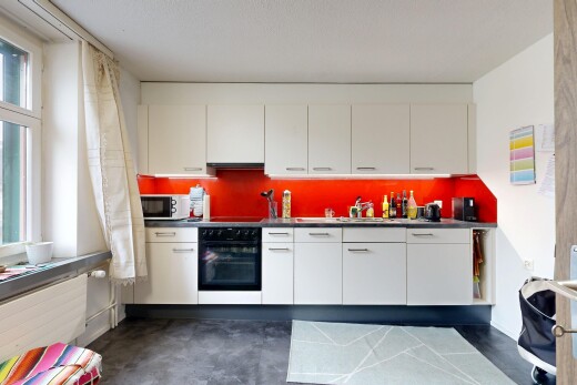 küche mit weiße schränke, ofen, arbeitsplatten, inside property, und natürliches licht