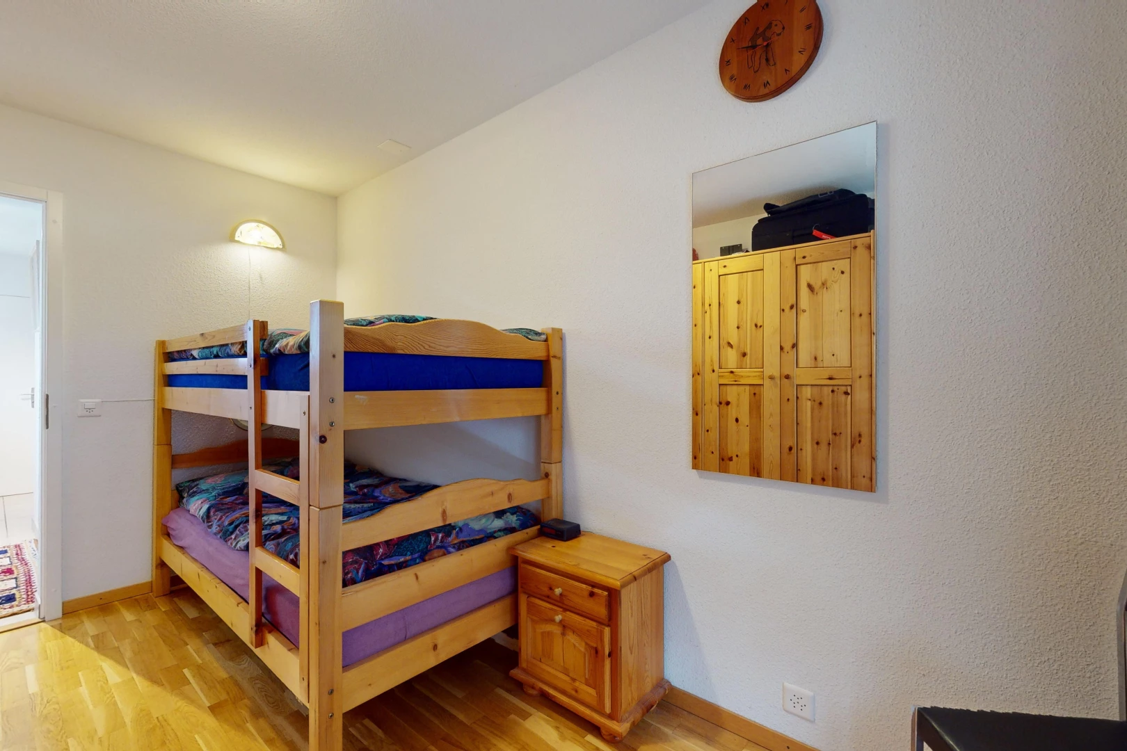 chambre avec plancher de bois