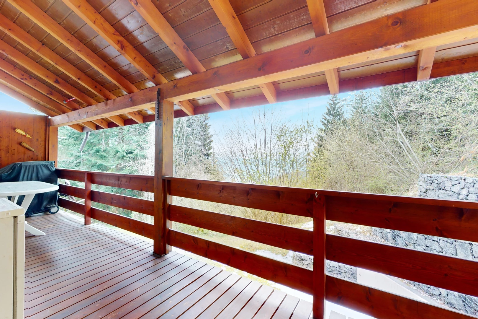 espace intérieur avec vue sur la forêt