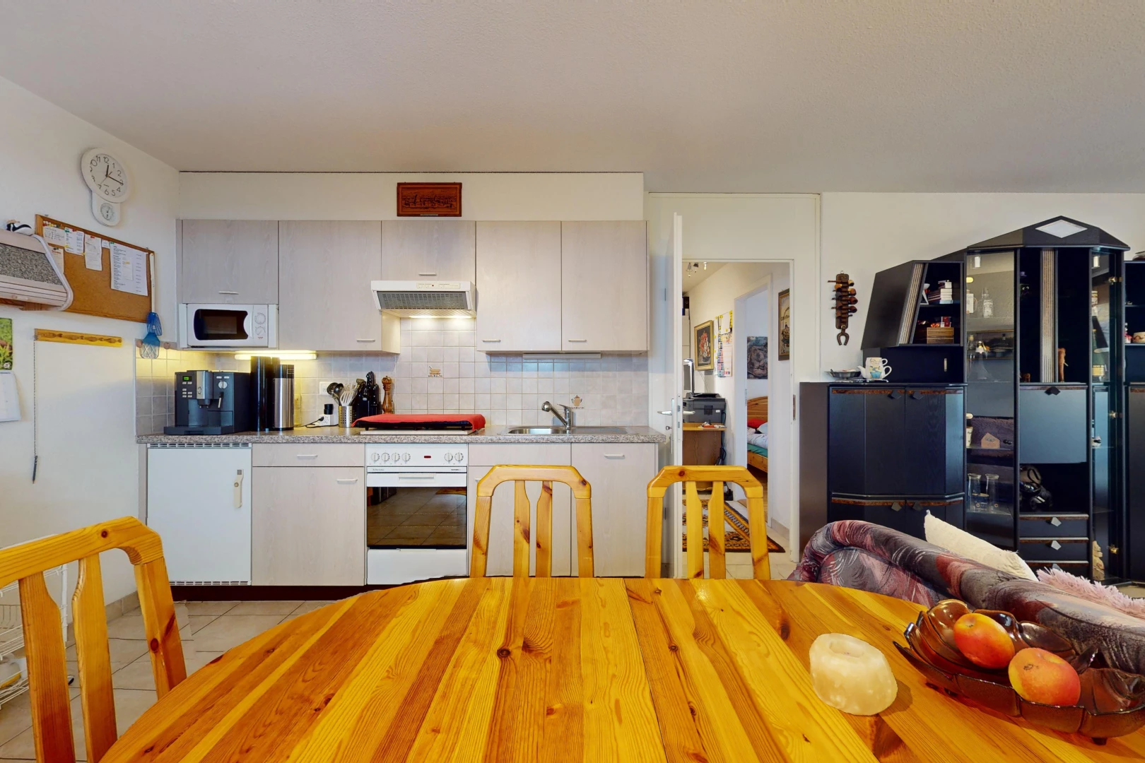 cuisine avec hotte, micro-ondes, four, carrelage, et crédence