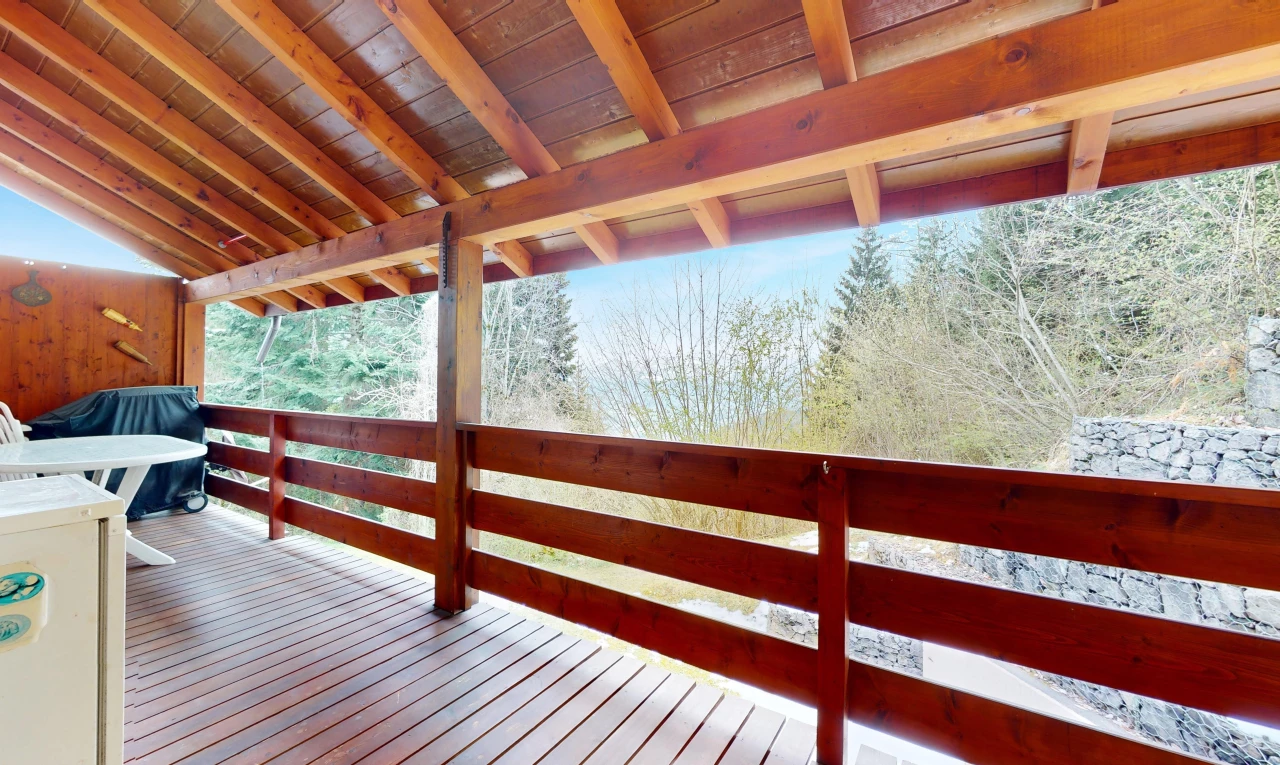 espace intérieur avec vue sur la forêt