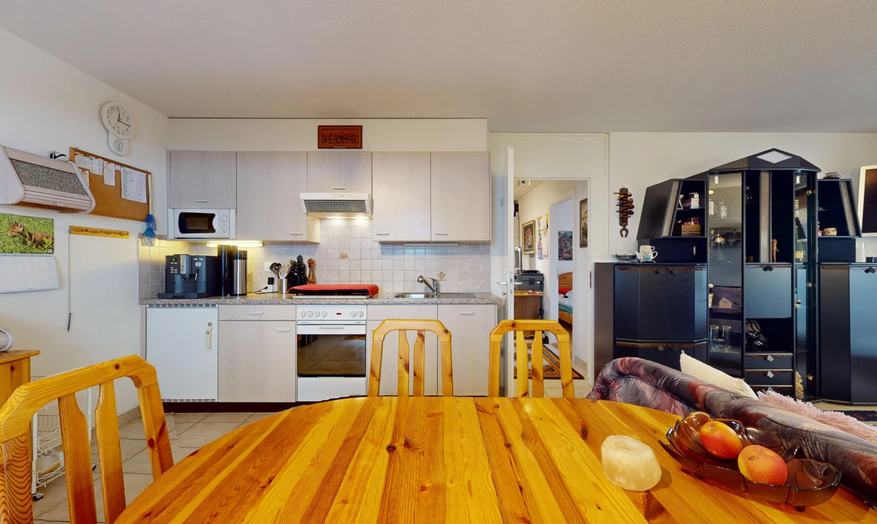 cuisine avec hotte, micro-ondes, four, carrelage, et crédence