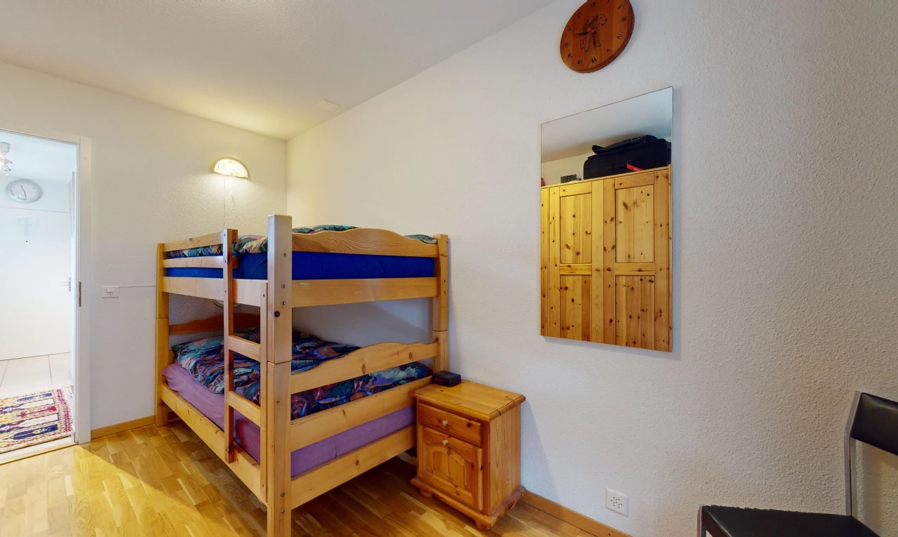 chambre avec plancher de bois