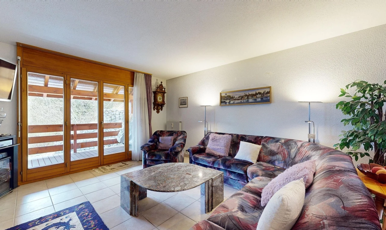 salon avec lumière naturelle, carrelage, et plafond voûté