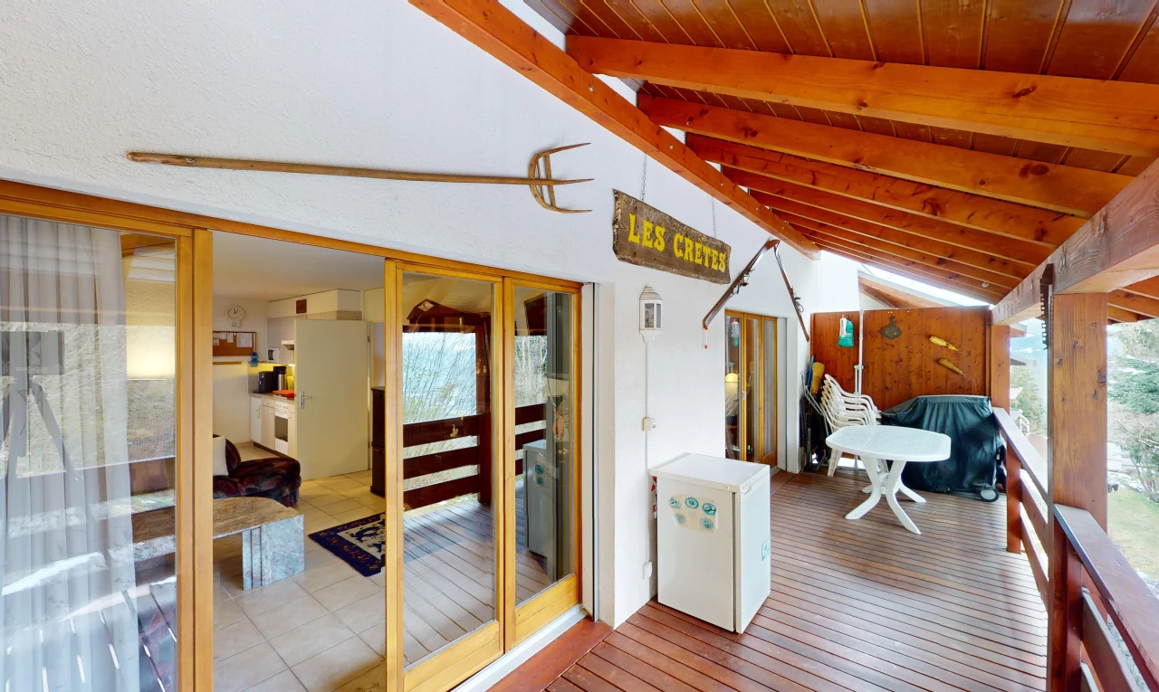 espace extérieur avec poutres apparentes, plafond de bois, plancher de bois, lumière naturelle, et plafond voûté