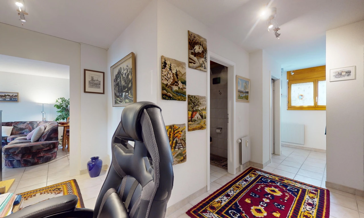couloir avec radiateur et carrelage