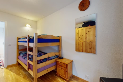 chambre avec plancher de bois
