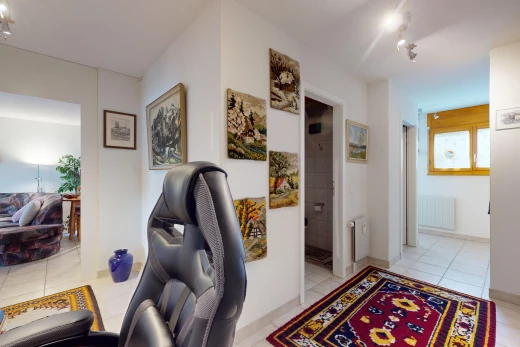 couloir avec radiateur et carrelage