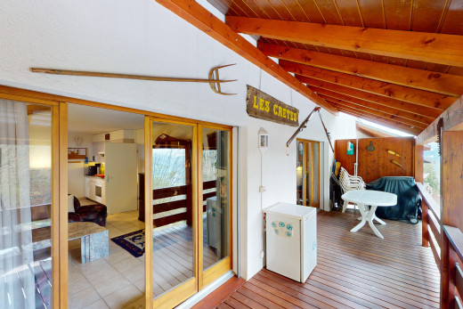 espace extérieur avec poutres apparentes, plafond de bois, plancher de bois, lumière naturelle, et plafond voûté