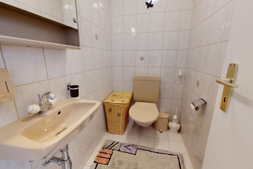 salle de bain avec mur carrelé, vasque, carrelage, et miroir