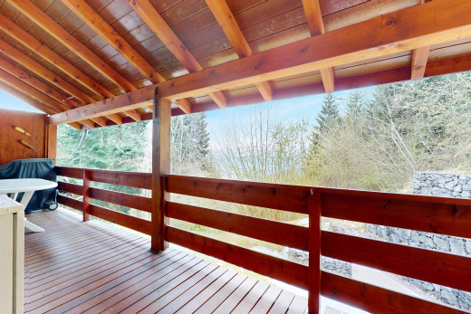 espace intérieur avec vue sur la forêt