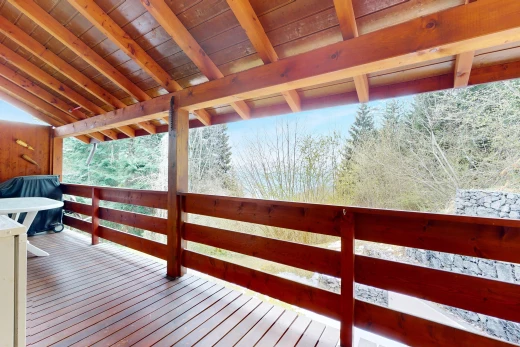espace intérieur avec vue sur la forêt