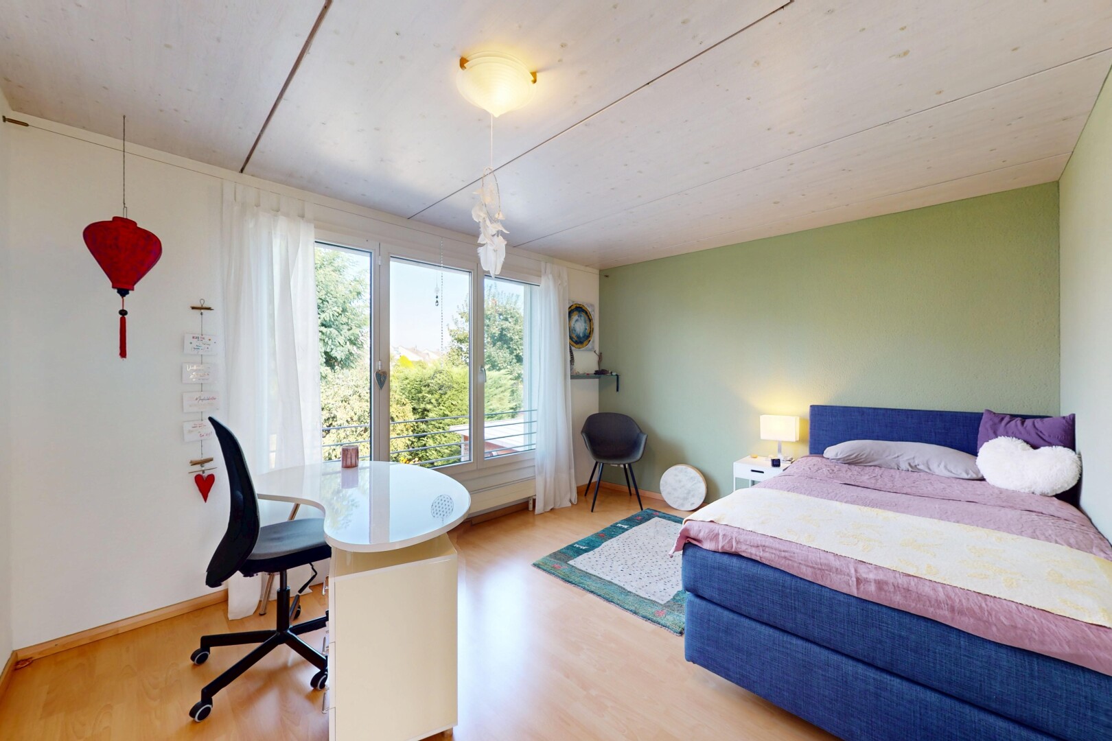 zimmer / schlafzimmer mit drywall, gipskartonwand, wood finish floor, holzfußboden, und natural light