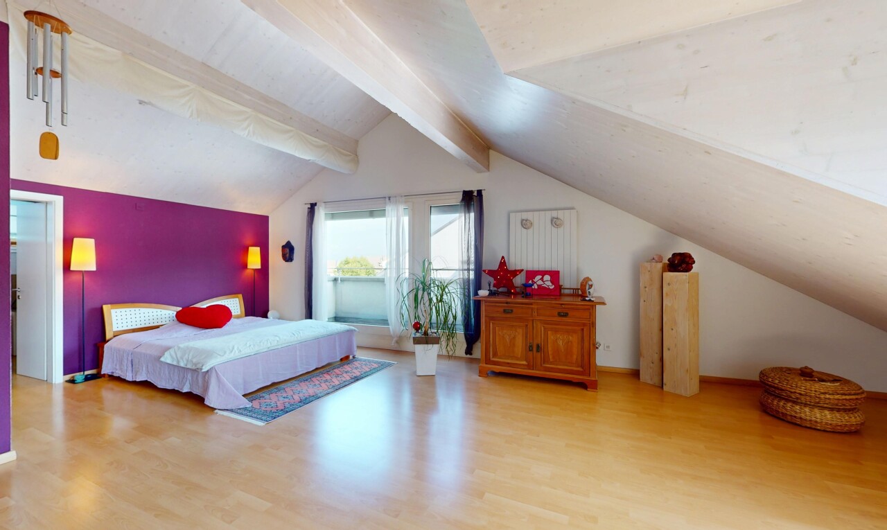 zimmer / schlafzimmer mit zusätzliches zimmer, vaulted ceiling, dachschräge, beamed ceiling, und balkendecke