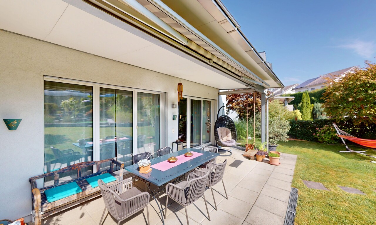 terrasse mit property visible, essbereich im freien, terrasse, day time, und rasen