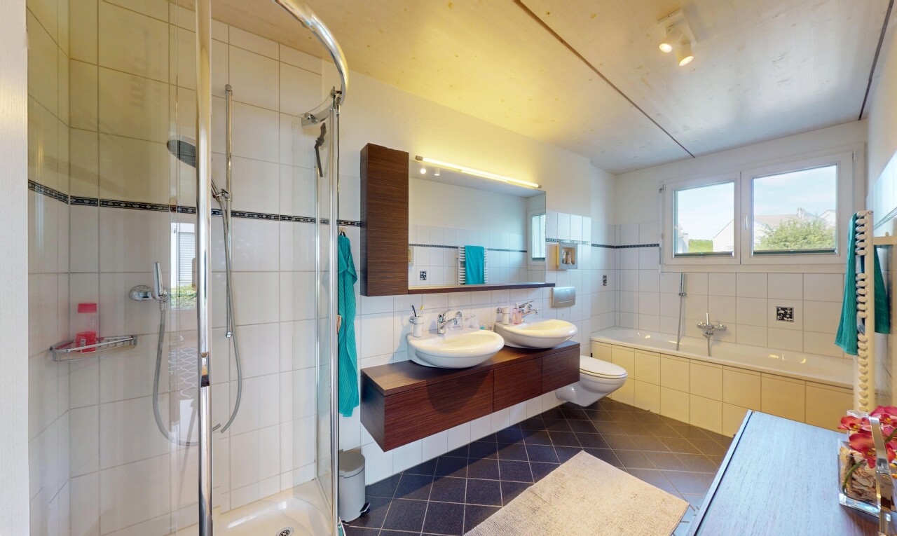 bad mit tile shower, toilette, tile floor, fliesenboden, und komplettes badezimmer