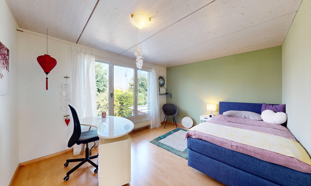 zimmer / schlafzimmer mit drywall, gipskartonwand, wood finish floor, holzfußboden, und natural light