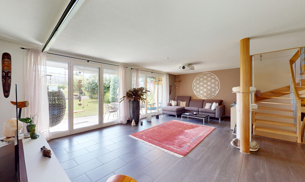wohnzimmer mit inside property, natural light, natürliches licht, treppen, und drywall