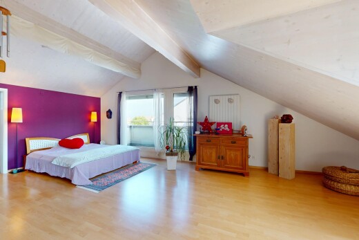 zimmer / schlafzimmer mit zusätzliches zimmer, vaulted ceiling, dachschräge, beamed ceiling, und balkendecke