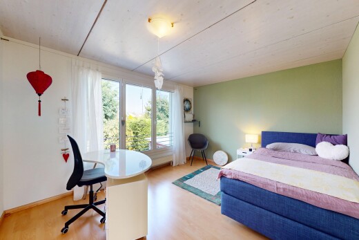 zimmer / schlafzimmer mit drywall, gipskartonwand, wood finish floor, holzfußboden, und natural light