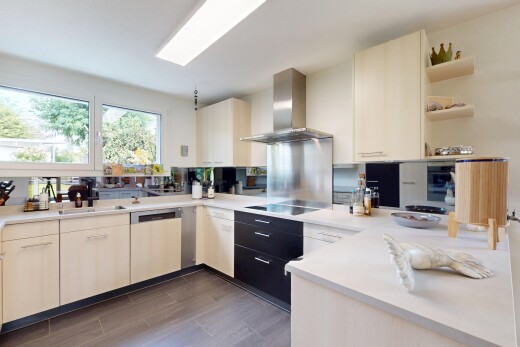 küche mit offene regale, arbeitsplatten, dunstabzugshaube, inside property, und natural light