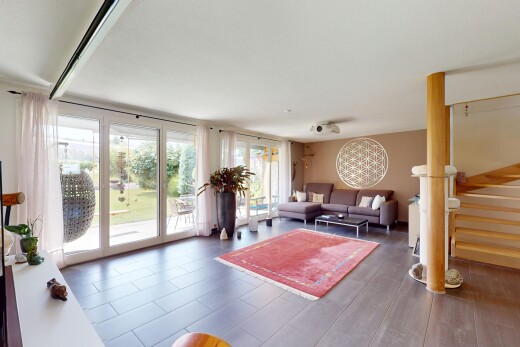 wohnzimmer mit inside property, natural light, natürliches licht, treppen, und drywall