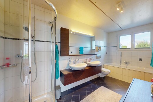 bad mit tile shower, toilette, tile floor, fliesenboden, und komplettes badezimmer