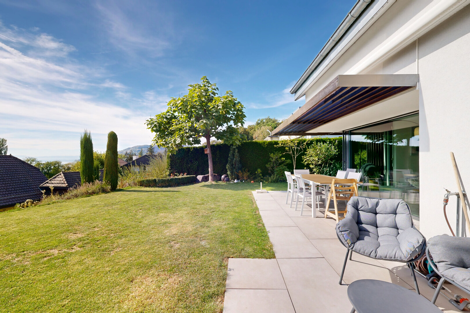 garten mit markise, from property, rasen, day time, und terrasse