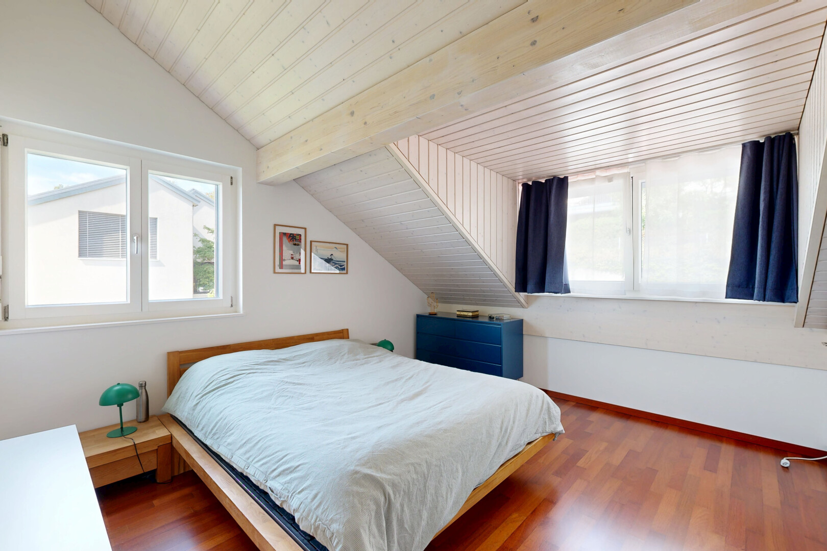 zimmer / schlafzimmer mit vaulted ceiling, dachschräge, drywall, gipskartonwand, und zusätzliches zimmer