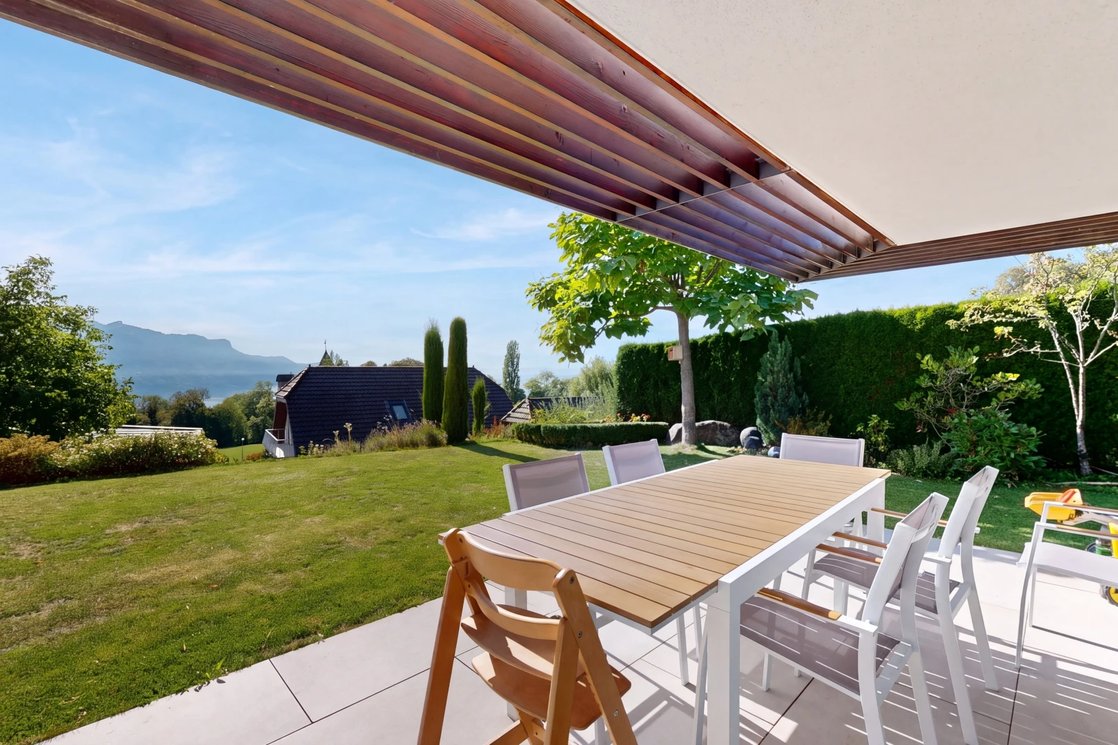 terrasse mit from property, rasen, terrasse, pergola, und day time