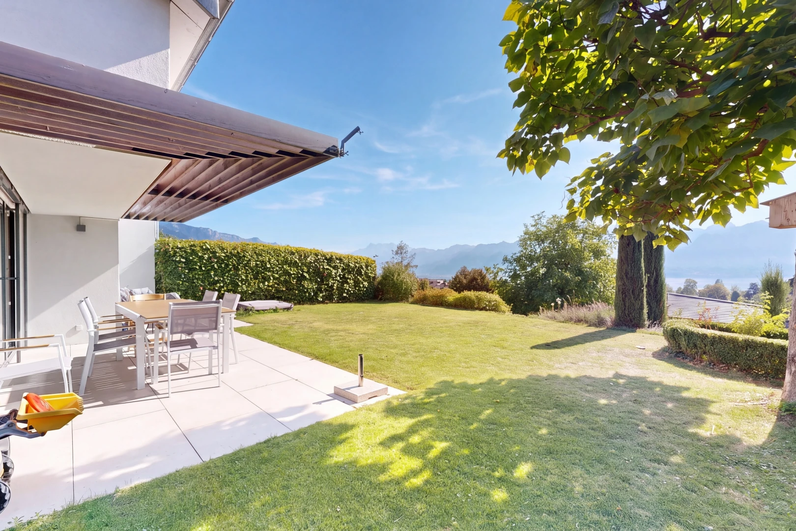 garten mit from property, rasen, terrasse, day time, und markise