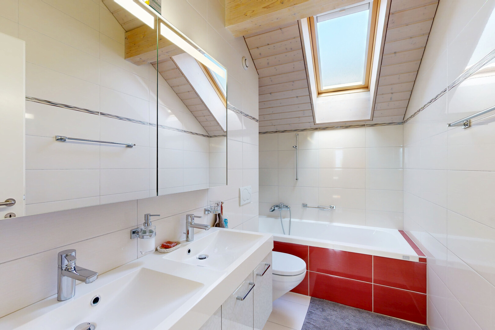 bad mit komplettes badezimmer, bad, waschbecken, dachfenster, und toilette