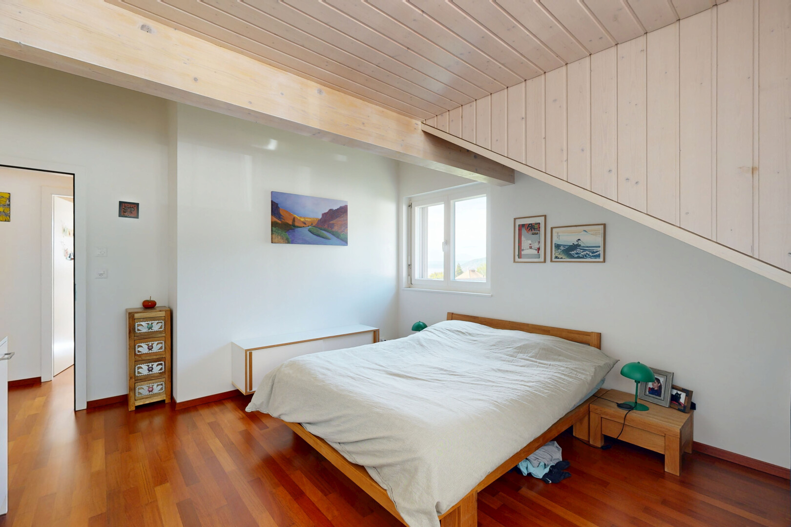 zimmer / schlafzimmer mit drywall, gipskartonwand, high end ceiling, inside property, und wood finish floor