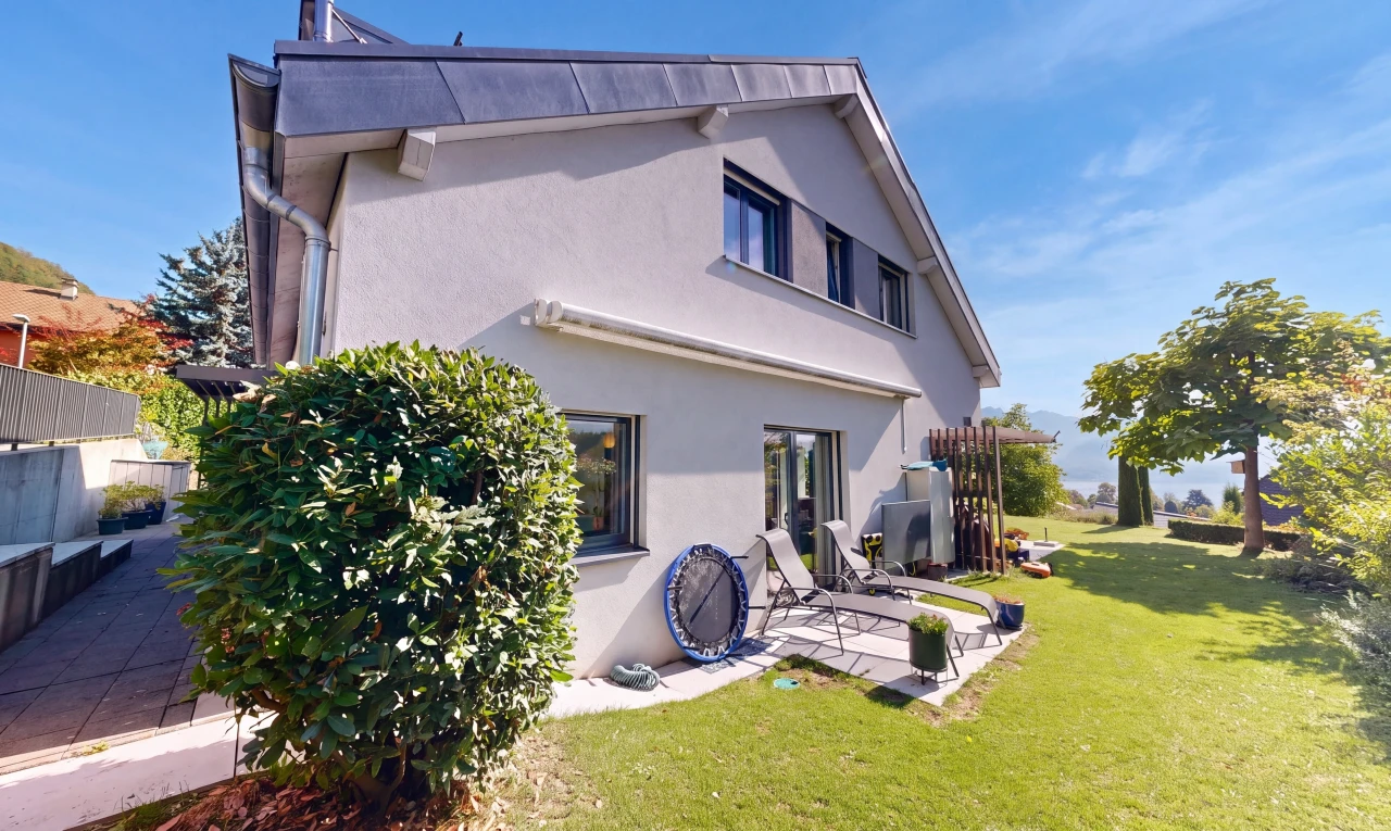 außenansicht mit property visible, rasen, from property, day time, und stuckverkleidung